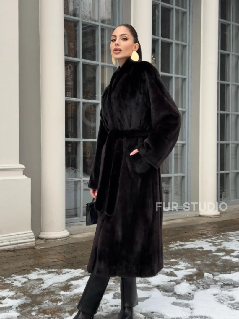 Шуба из аукционного меха норки SAGA FURS в натуральном коричневом цвете