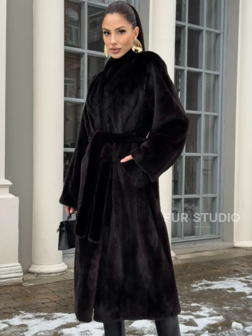 Шуба из аукционного меха норки SAGA FURS в натуральном коричневом цвете - фото 0