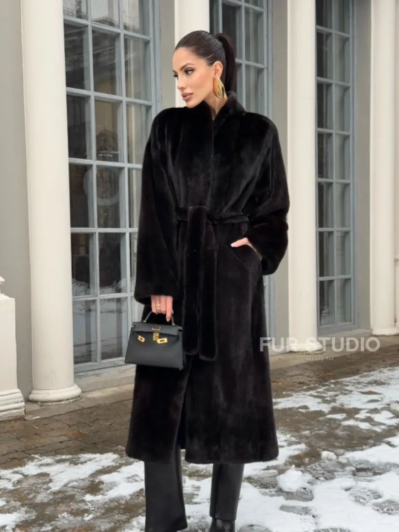 Шуба из аукционного меха норки SAGA FURS в натуральном коричневом цвете