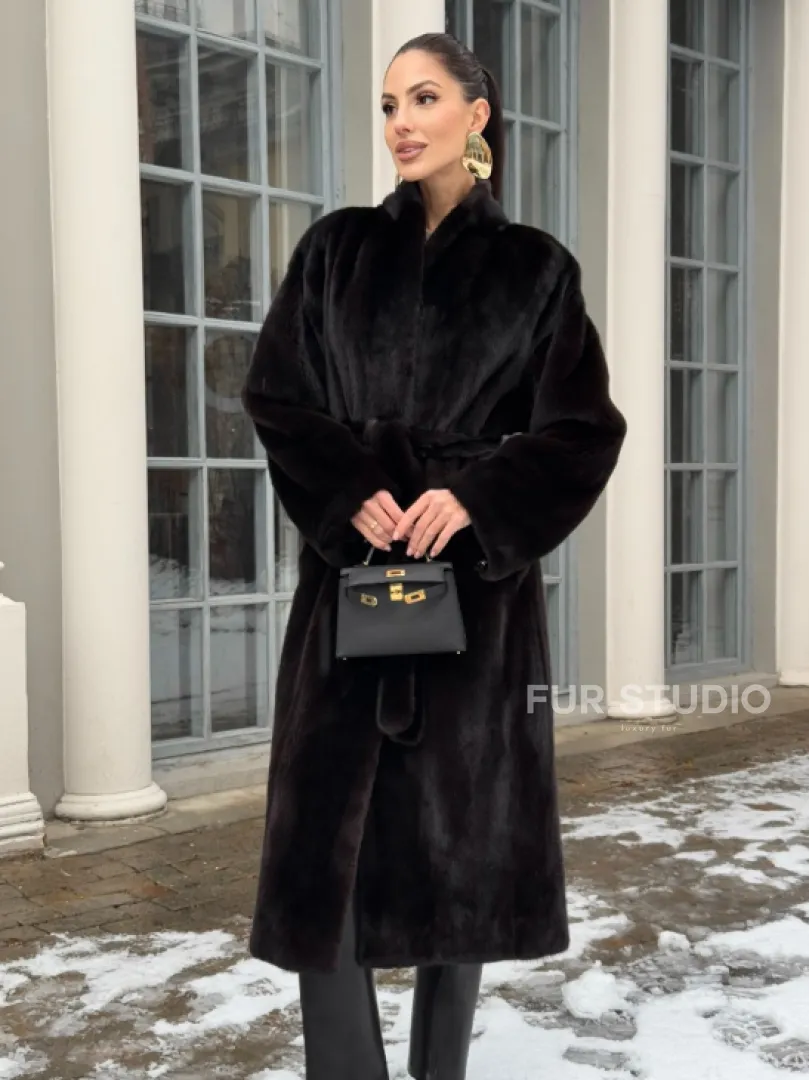 Шуба из аукционного меха норки SAGA FURS в натуральном коричневом цвете