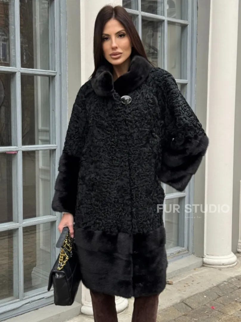 Черная шуба из меха каракульчи с отделкой из меха норки - фото 0