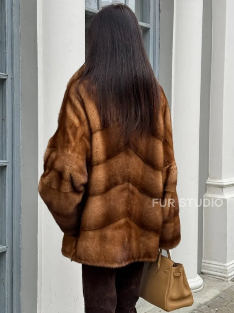 Короткая шуба с эффектным английским воротником в золотистом цвете - фото 2