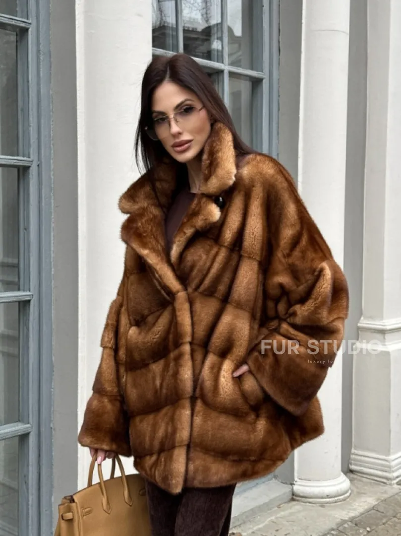 Короткая шуба с эффектным английским воротником в золотистом цвете - фото 8