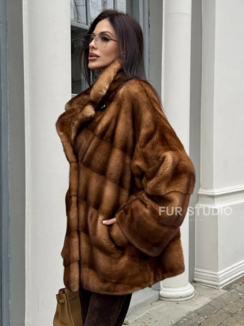 Короткая шуба с эффектным английским воротником в золотистом цвете - фото 3