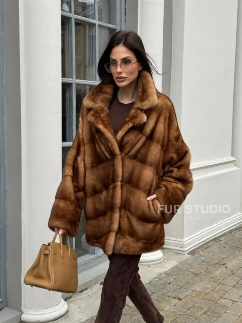 Короткая шуба с эффектным английским воротником в золотистом цвете - фото 10