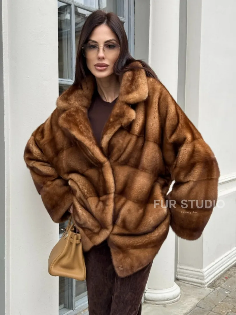 Короткая шуба с эффектным английским воротником в золотистом цвете - фото 4