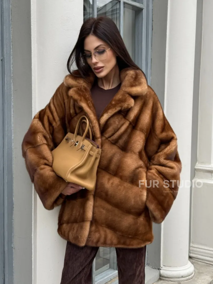 Короткая шуба с эффектным английским воротником в золотистом цвете - фото 5