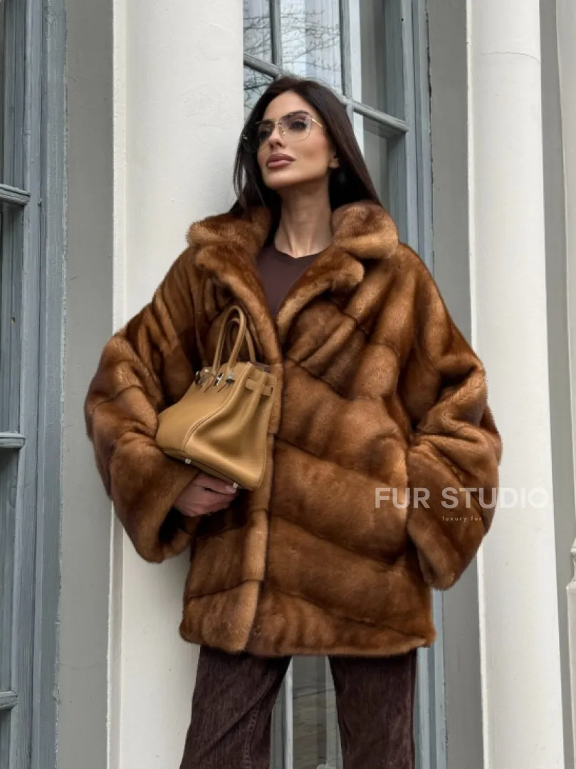 Короткая шуба с эффектным английским воротником в золотистом цвете - фото 9
