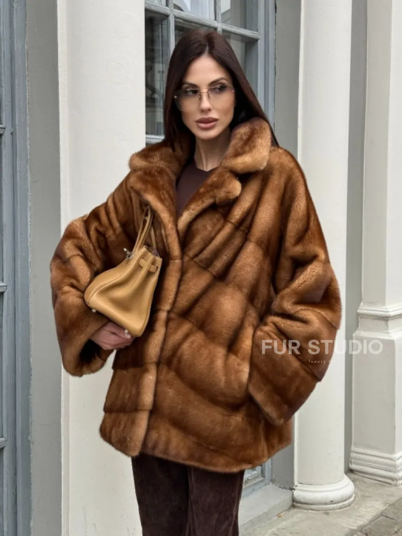 Короткая шуба с эффектным английским воротником в золотистом цвете - фото 6