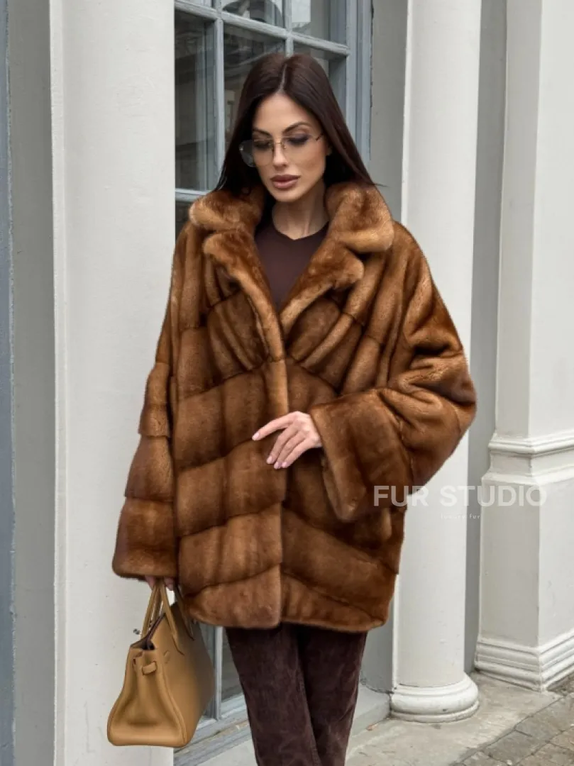 Короткая шуба с эффектным английским воротником в золотистом цвете - фото 7