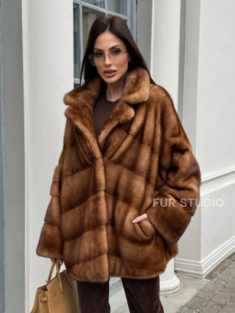 Короткая шуба с эффектным английским воротником в золотистом цвете - фото 0