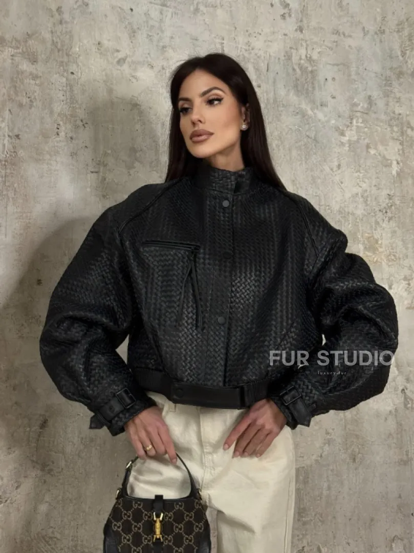 Черный женский бомбер из плетеной натуральной кожи - фото 9