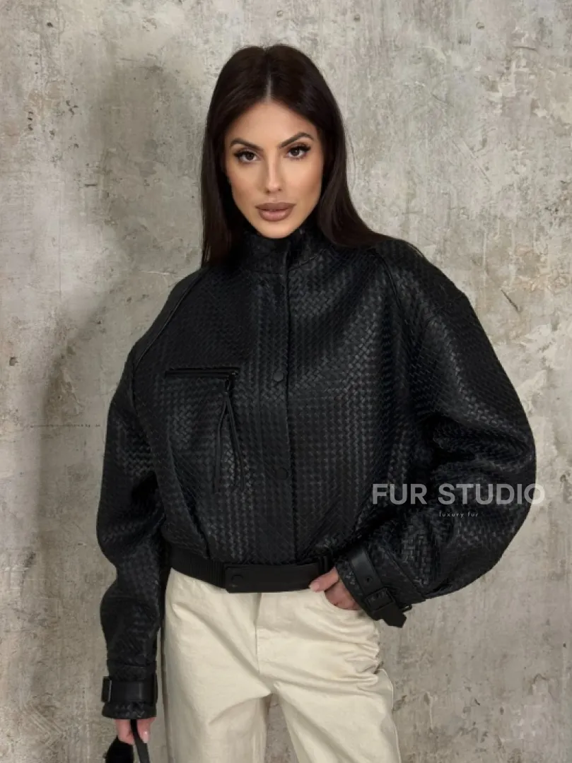 Черный женский бомбер из плетеной натуральной кожи - фото 5