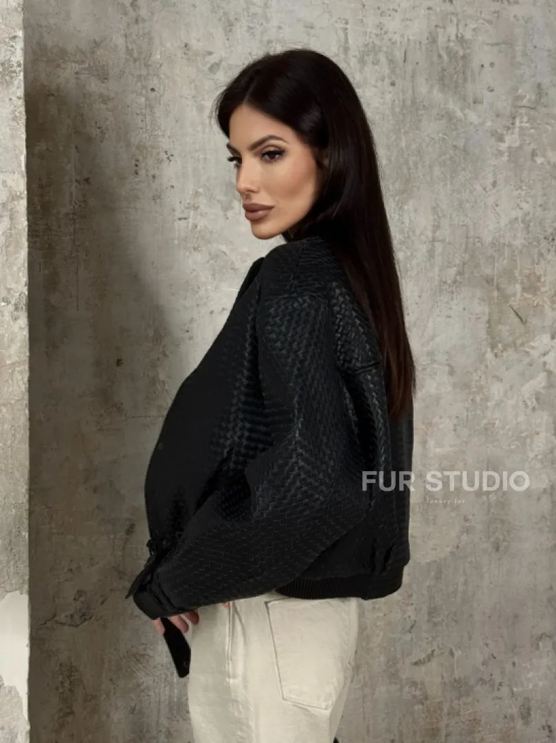 Черный женский бомбер из плетеной натуральной кожи - фото 4