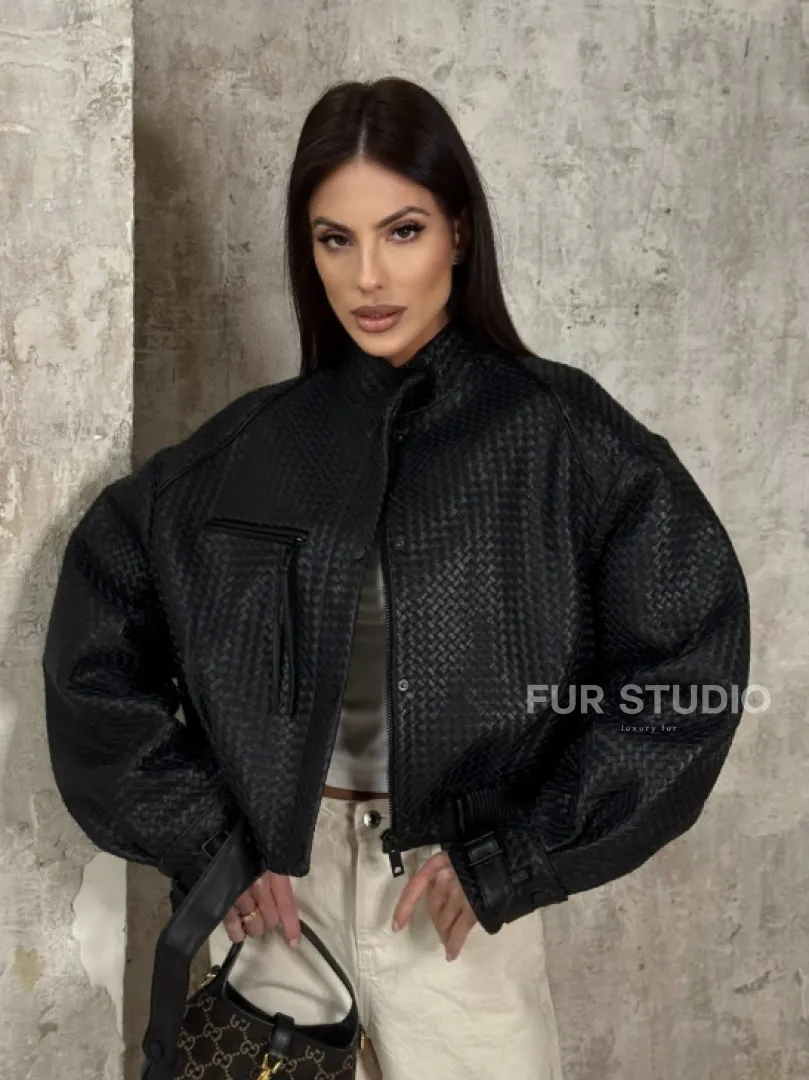 Черный женский бомбер из плетеной натуральной кожи