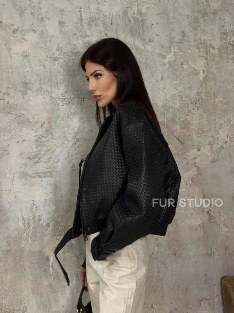 Черный женский бомбер из плетеной натуральной кожи