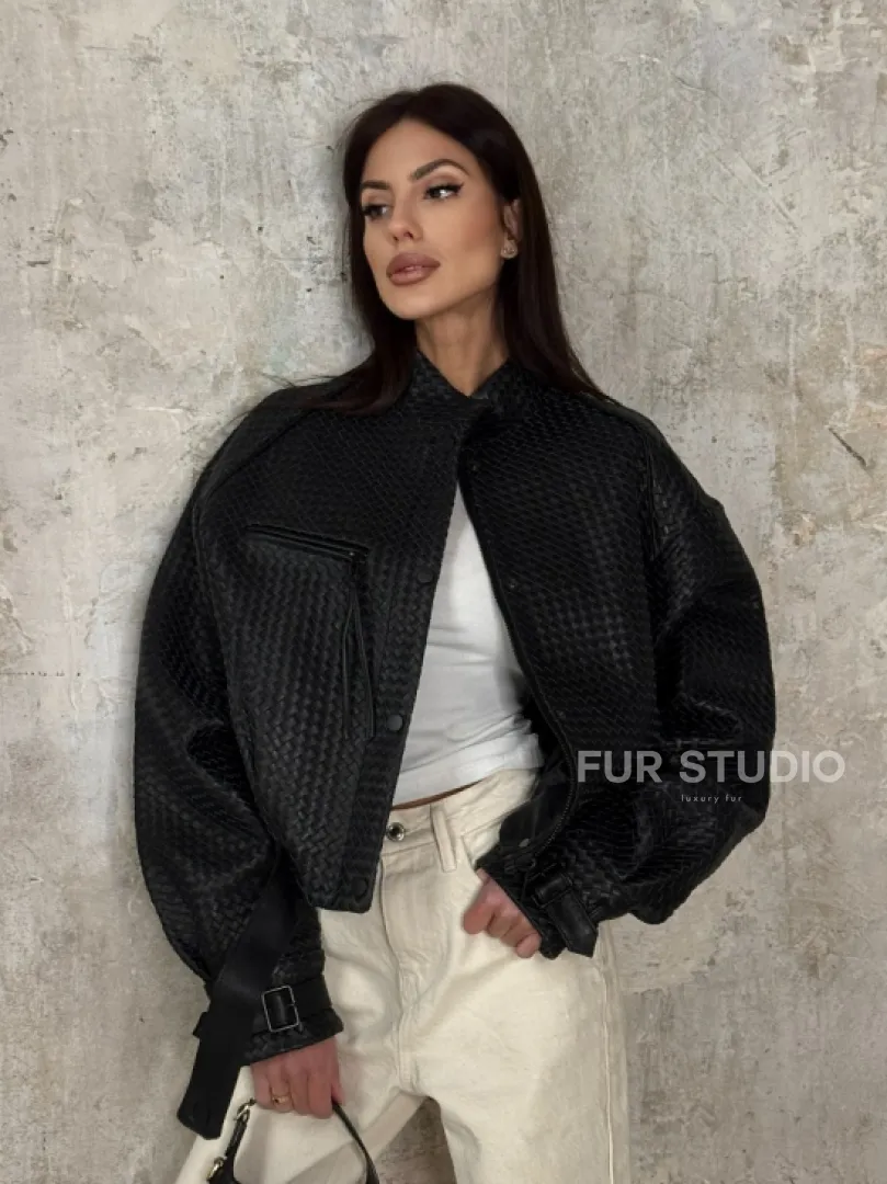 Черный женский бомбер из плетеной натуральной кожи - фото 7