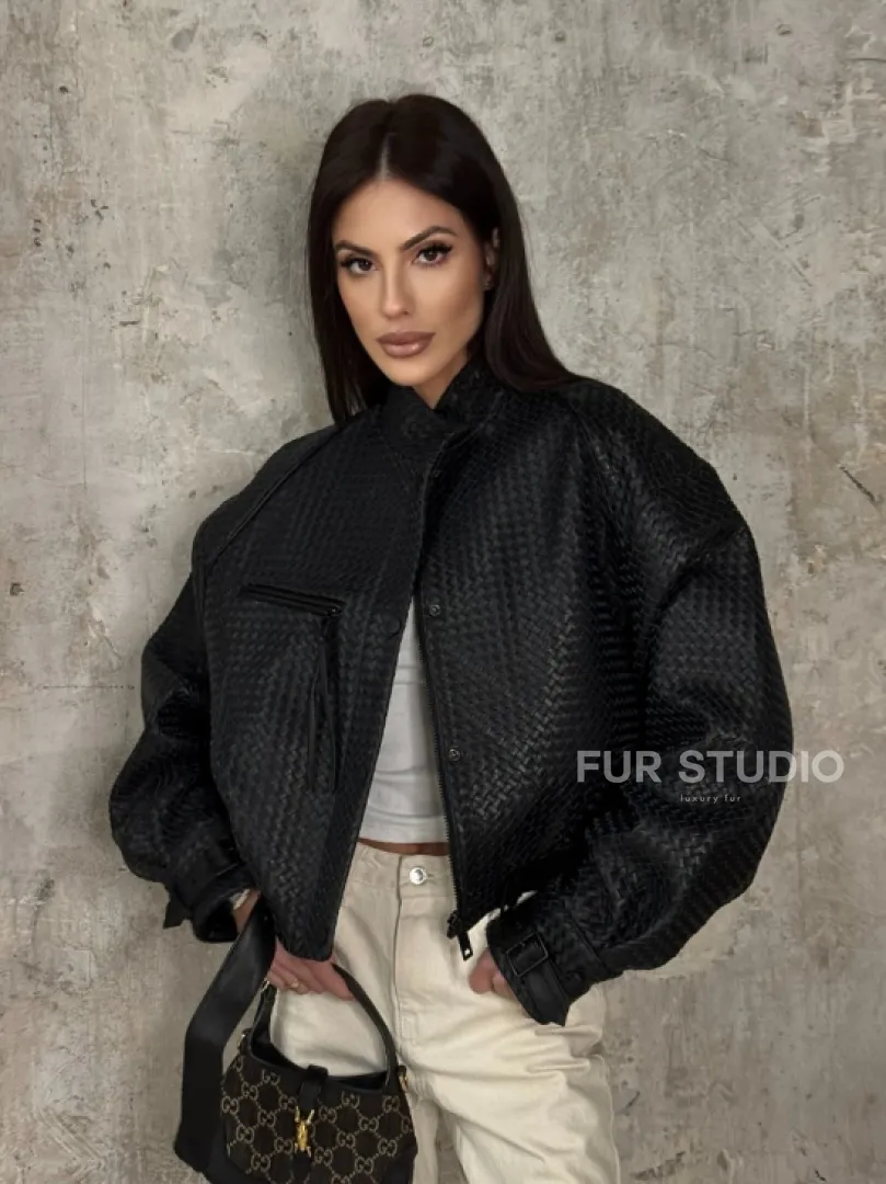 Черный женский бомбер из плетеной натуральной кожи - фото 8