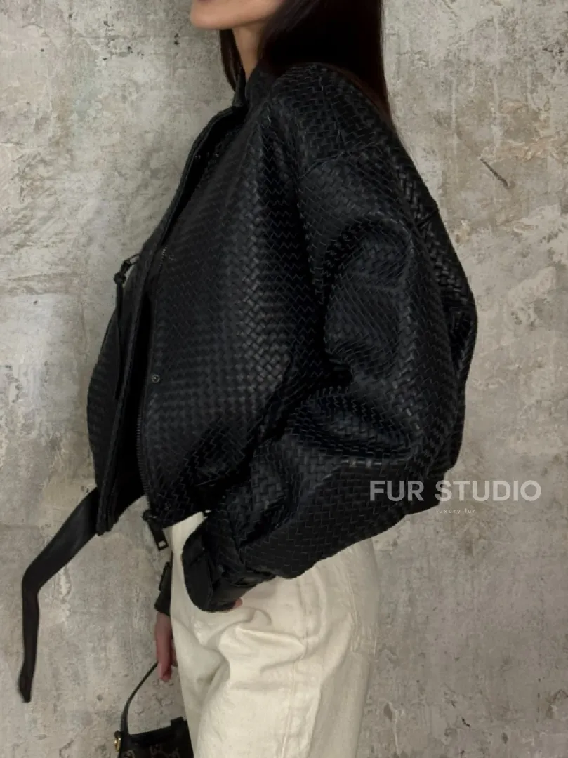 Черный женский бомбер из плетеной натуральной кожи