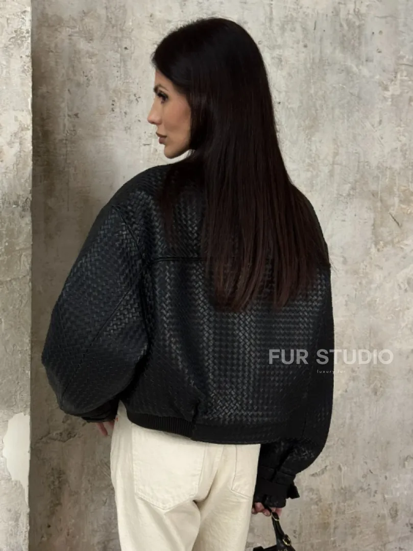 Черный женский бомбер из плетеной натуральной кожи