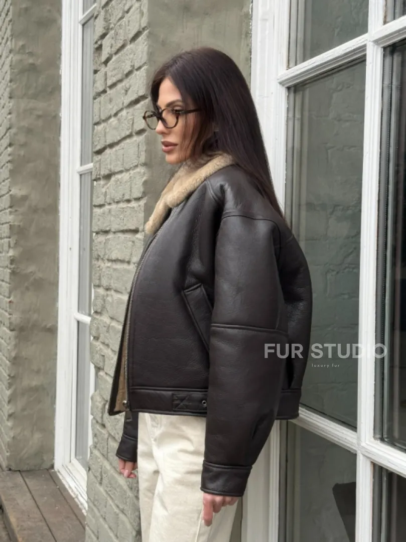 Короткая куртка - дубленка из натуральной овчины кёрли - фото 6