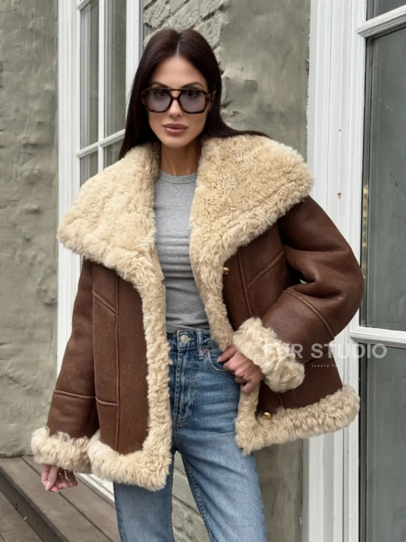 Коричневая женская дубленка с воротником «Челси» из овчины тиградо - фото 5