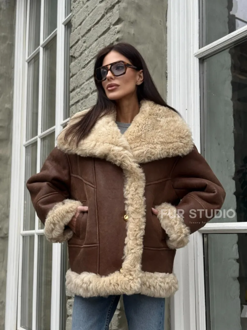Коричневая женская дубленка с воротником «Челси» из овчины тиградо - фото 13