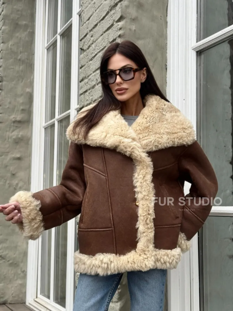 Коричневая женская дубленка с воротником «Челси» из овчины тиградо - фото 14
