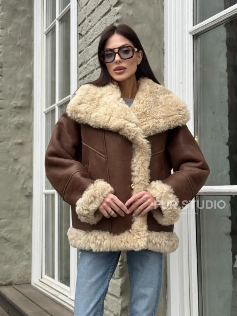 Коричневая женская дубленка с воротником «Челси» из овчины тиградо - фото 8