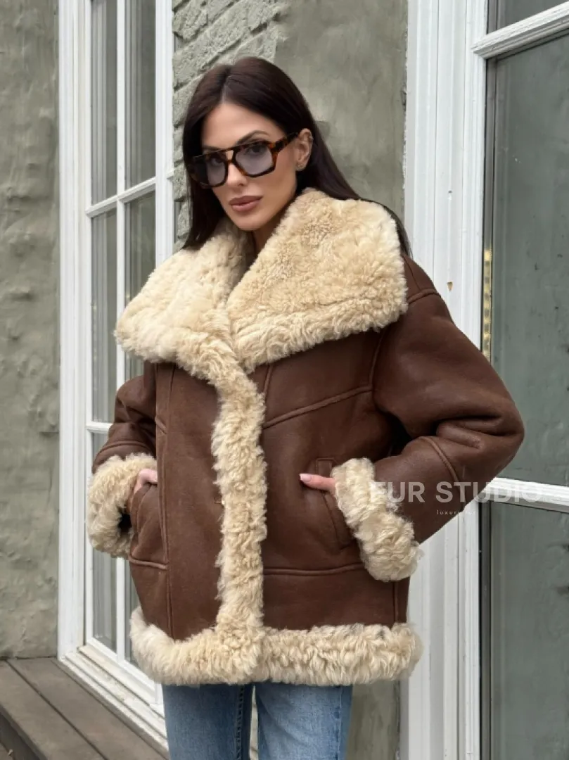 Коричневая женская дубленка с воротником «Челси» из овчины тиградо - фото 11