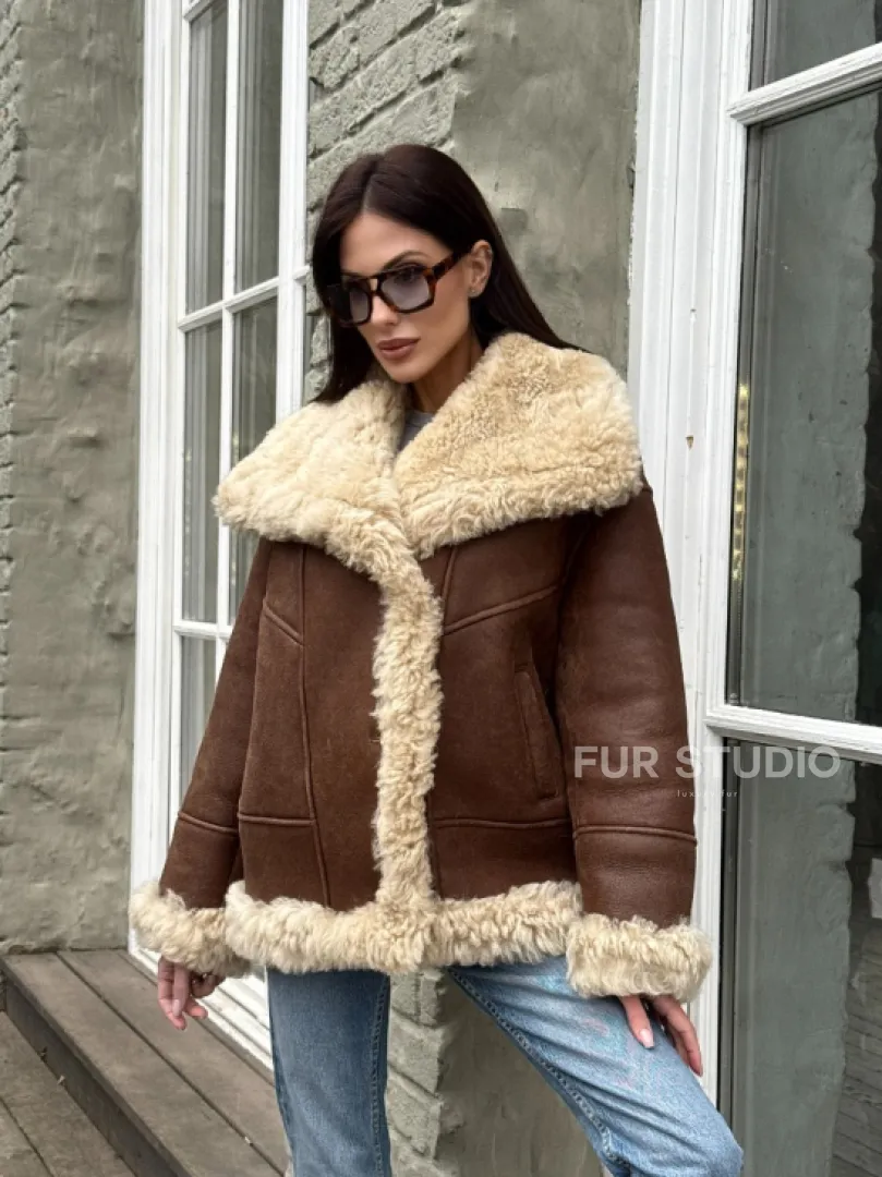 Коричневая женская дубленка с воротником «Челси» из овчины тиградо - фото 12