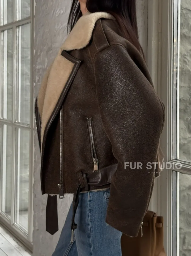 Короткая молодежная косуха-дублёнка из натуральной овчины - фото 3