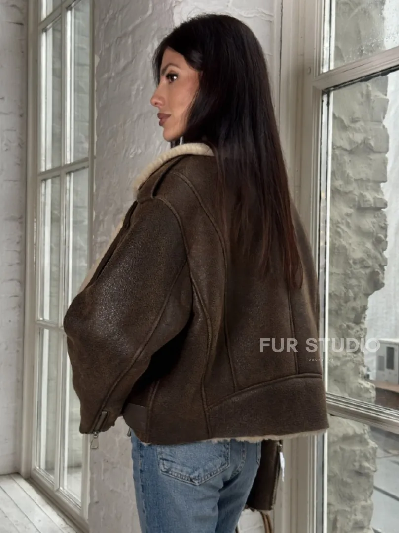 Короткая молодежная косуха-дублёнка из натуральной овчины - фото 4