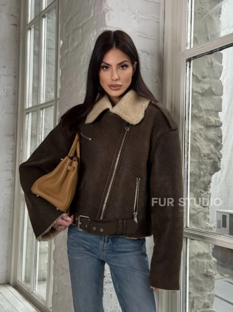 Короткая молодежная косуха-дублёнка из натуральной овчины - фото 10