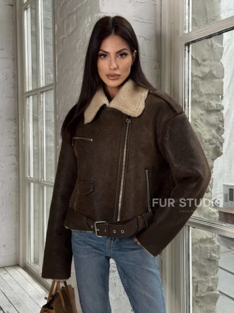 Короткая молодежная косуха-дублёнка из натуральной овчины - фото 6