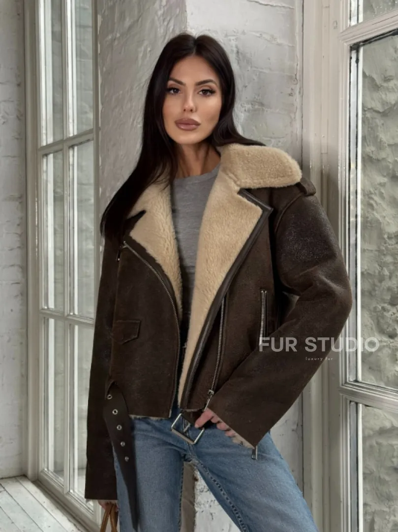 Короткая молодежная косуха-дублёнка из натуральной овчины - фото 8