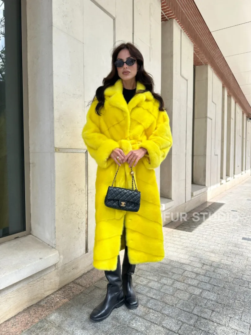 Шуба из меха норки в лимонном цвете - фото 2