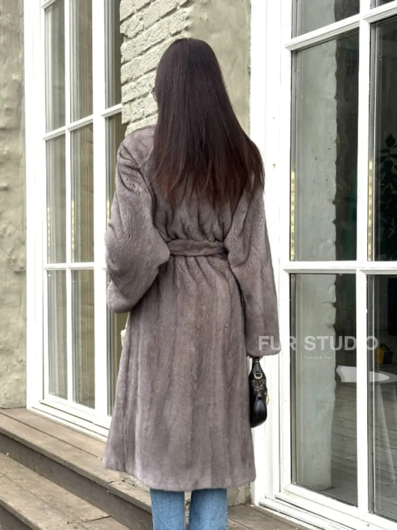 Шуба из скандинавской норки «Грей»  с V-образным воротником и внутренней резинкой на талии - фото 9