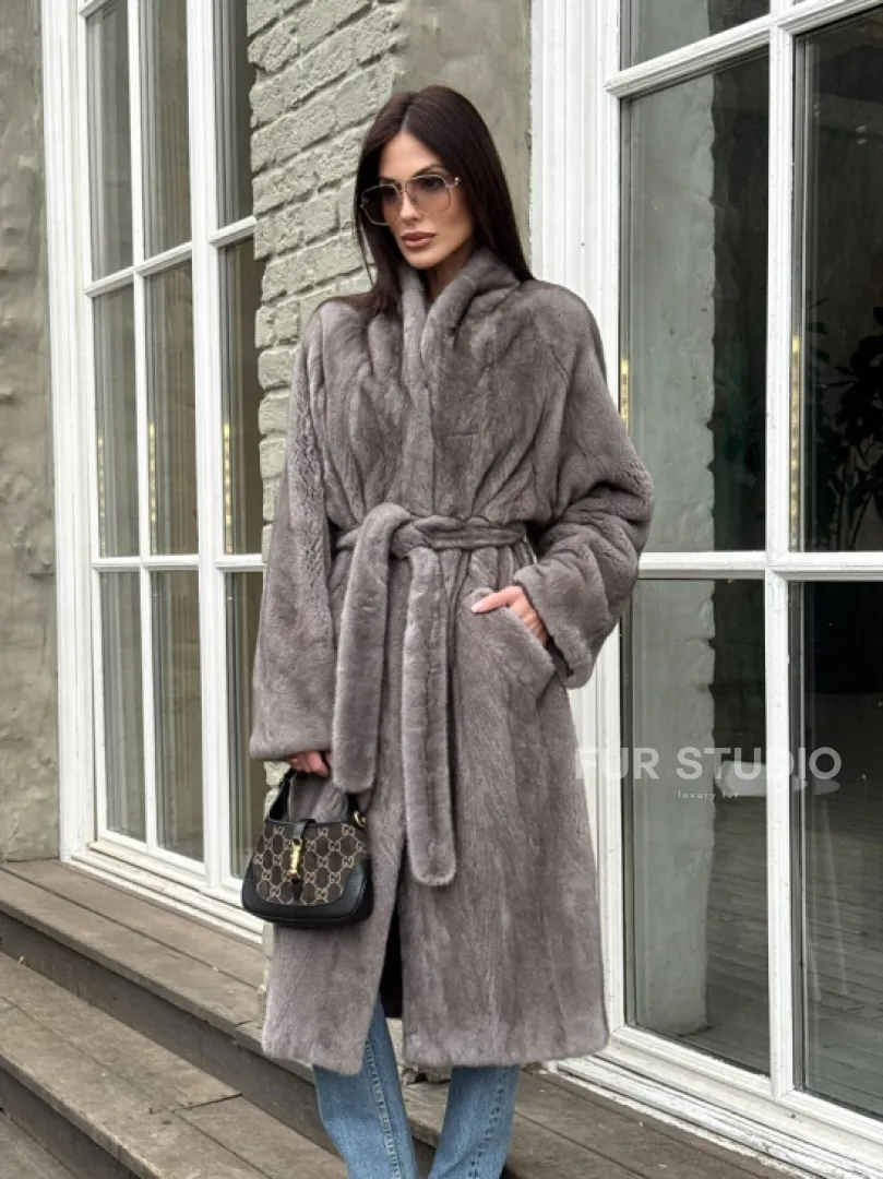 Шуба из скандинавской норки «Грей»  с V-образным воротником и внутренней резинкой на талии - фото 10