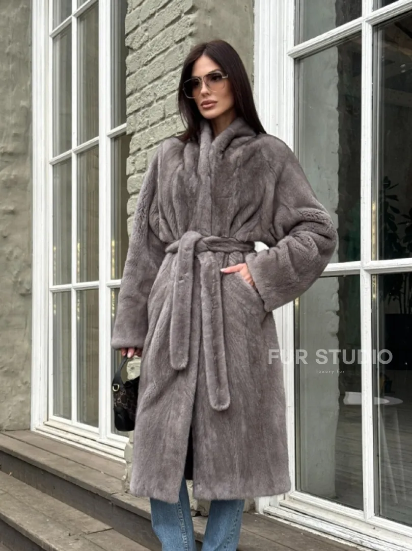 Шуба из скандинавской норки «Грей»  с V-образным воротником и внутренней резинкой на талии - фото 8
