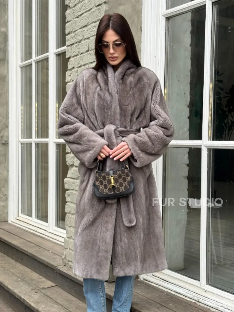 Шуба из скандинавской норки «Грей»  с V-образным воротником и внутренней резинкой на талии - фото 2