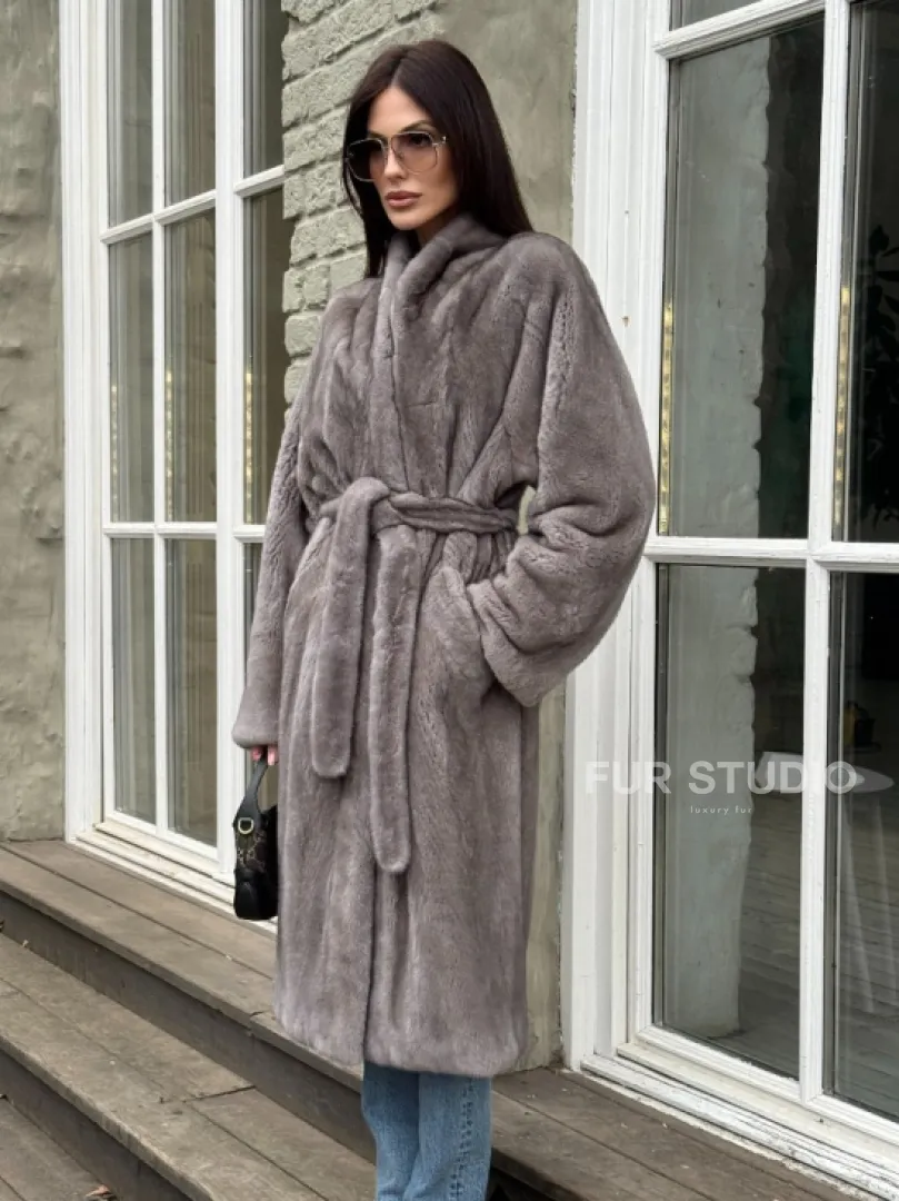 Шуба из скандинавской норки «Грей»  с V-образным воротником и внутренней резинкой на талии - фото 0