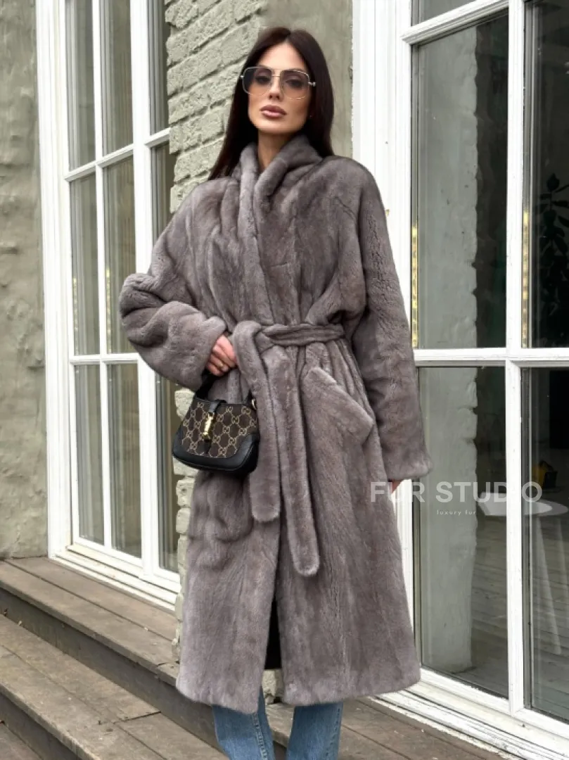 Шуба из скандинавской норки «Грей»  с V-образным воротником и внутренней резинкой на талии - фото 1