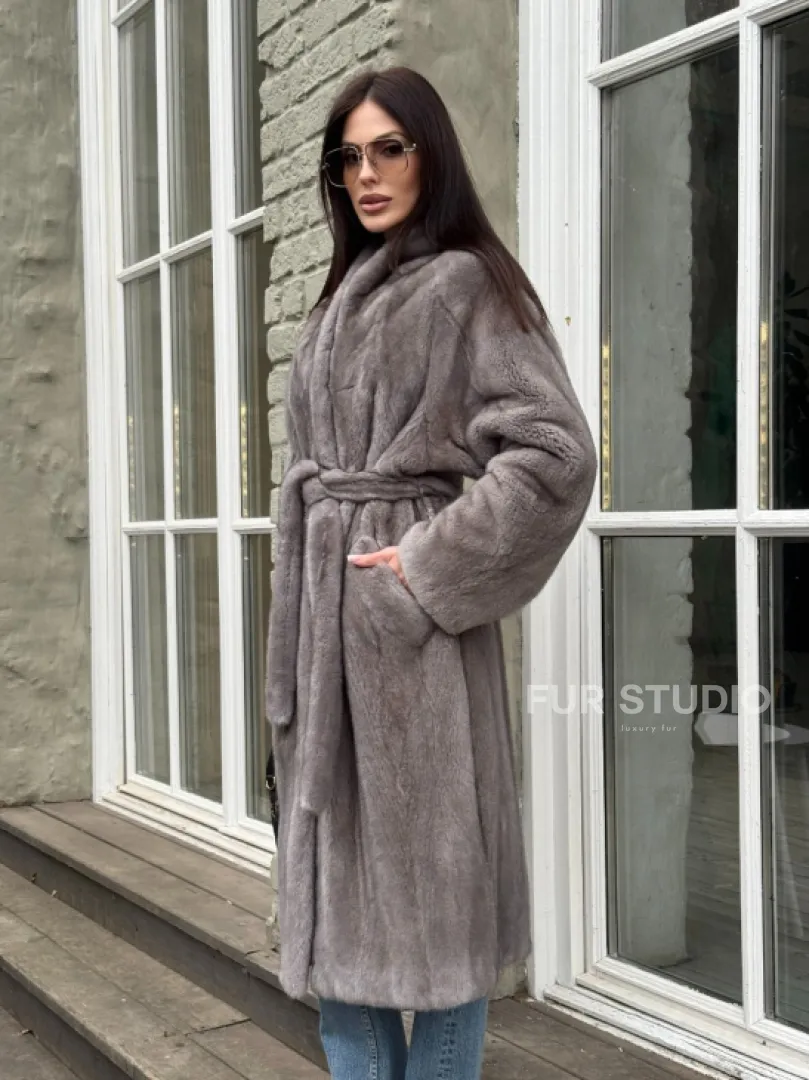 Шуба из скандинавской норки «Грей»  с V-образным воротником и внутренней резинкой на талии - фото 6
