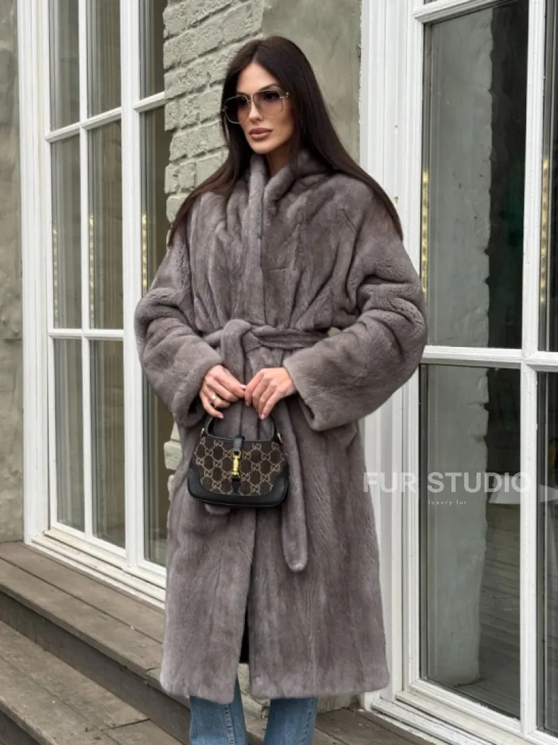 Шуба из скандинавской норки «Грей»  с V-образным воротником и внутренней резинкой на талии - фото 4