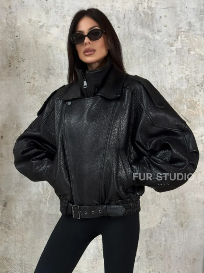 Черная бомбер-курточка «Оверсайз» из кожи Джумбо с двойным воротником и карманами - фото 2