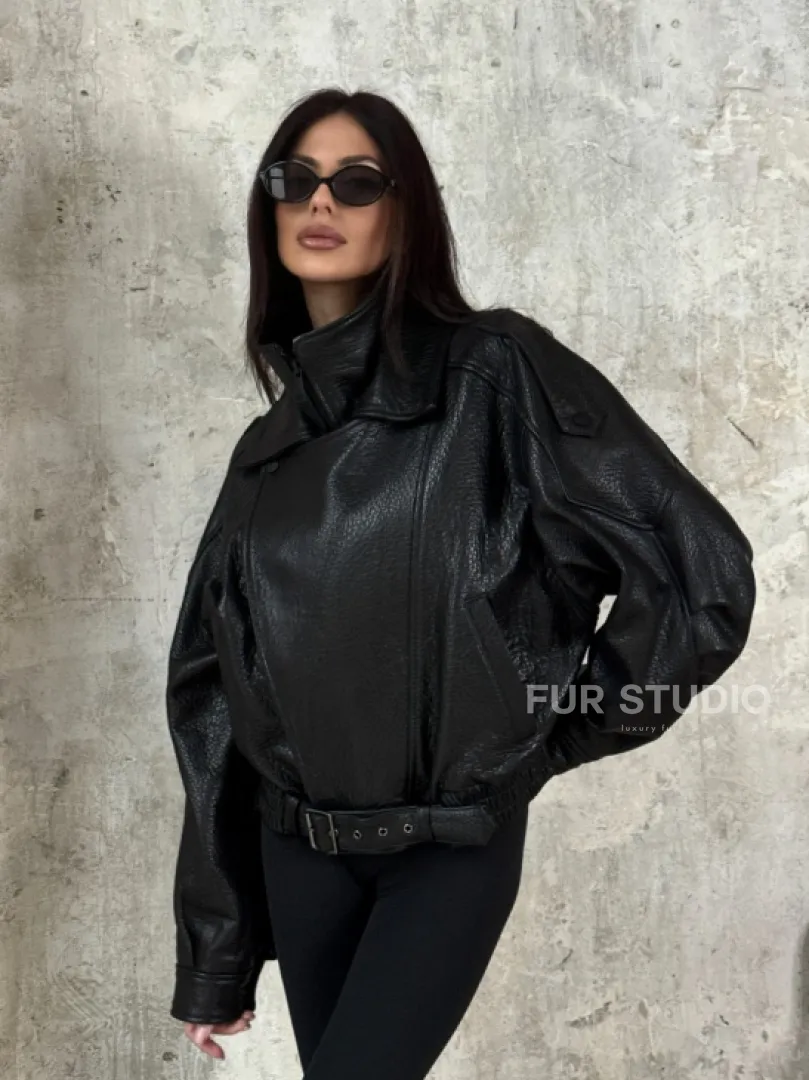 Черная бомбер-курточка «Оверсайз» из кожи Джумбо с двойным воротником и карманами - фото 7