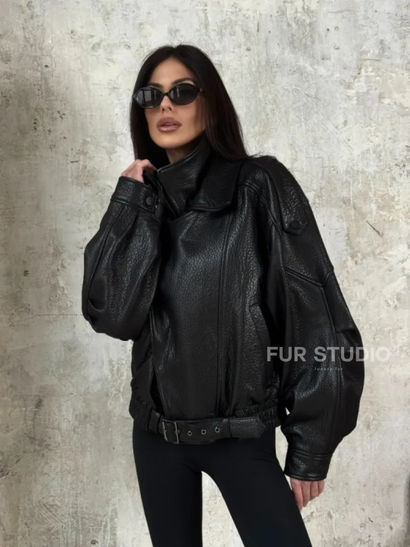 Черная бомбер-курточка «Оверсайз» из кожи Джумбо с двойным воротником и карманами