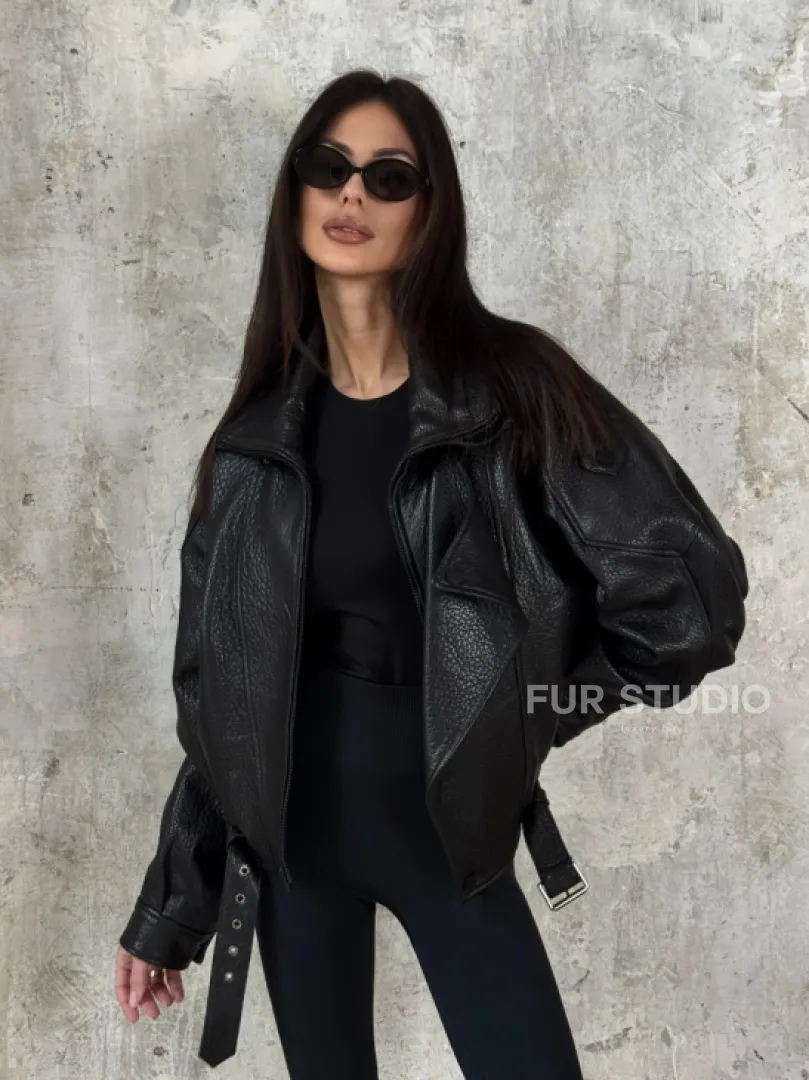 Черная бомбер-курточка «Оверсайз» из кожи Джумбо с двойным воротником и карманами - фото 3