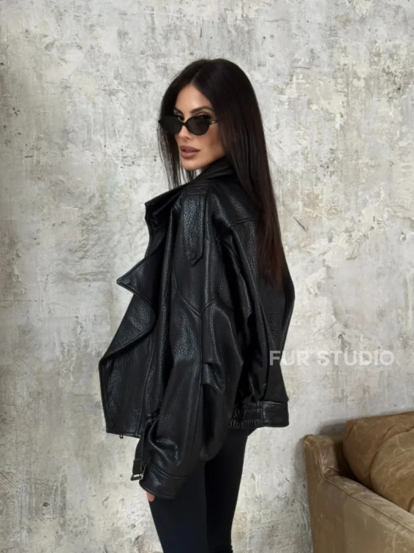 Черная бомбер-курточка «Оверсайз» из кожи Джумбо с двойным воротником и карманами - фото 13